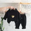 Kläder set våren 2022 Nya barns sport fritids huva set pojke och flicka baby svart tecknad fickbjörn tröja skarvning set 231019