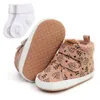 Premiers marcheurs Baywell bébé garçons filles baskets montantes chaussettes enfant en bas âge doux anti-dérapant PU chaussures chaudes ensemble né berceau Walker 0-18 mois