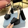 Designers skor plattform klackar sandaler kvinnor mode satin patent läder triangel spänne dekoration 13 cm högklackade skor 35-42