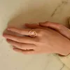 Vintage Women Korean Gold Pearl Charm Finger Oregelbunden ring Öppen justerbar elegant bröllopsdag present249g