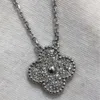 Collier trèfle à fleur unique en forme d'herbe porte-bonheur pour femme, pendentif entièrement en diamant, plaqué or 18 carats, Rose Lock Bone UFP8