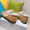 Novo designer feminino mocassim shearling com pés enrolados sapatos únicos de pele para mocassins planos quentes e confortáveis Mocassim com logotipo triangular de metal esmaltado Interior ao ar livre 35 42