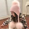 Berretti Cappelli Cappello da bambino lavorato a maglia con tre pompon di vera pelliccia Berretto per bambini Ragazzo Ragazza Palla di pelliccia di procione naturale Berretto per bambini Cappello con pompon in vera pelliccia 231019