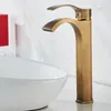 Rubinetti per lavandino del bagno Rubinetto per lavabo Lusso in oro spazzolato Maniglia singola / Rubinetti freddi Miscelatore a cascata in ottone con montaggio su piano Antico