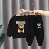 Set di abbigliamento Abbigliamento per bambini Completo primaverile e autunnale Felpa con cappuccio stampata per bambini nuovi cartoni animati Pantaloni per ragazzi e ragazze a maniche lunghe Set di due pezzi 231019