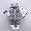 Set di abbigliamento Abito da orso dei cartoni animati per ragazzi e ragazze Maglione con cappuccio per bambini, gilet in tre pezzi con abbigliamento sportivo termico ispessito in peluche 231019