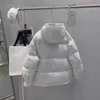 Parkas de plumón para mujer, diseñador de invierno 2023, nueva moda de lujo, etiqueta pequeña triangular, abrigo de plumón de ganso blanco 90, abrigo cálido KNTS