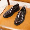 Scarpe eleganti da uomo Business Casual Mocassini in pelle da uomo Vernice con suola spessa Un paio di versione coreana Fa