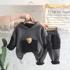 Kleidungssets Frühling 2022 Neue Kinder Sport Freizeit Kapuzenset Junge und Mädchen Baby Schwarz Cartoon Tasche Bär Pullover Spleißset 231019