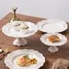 Borden Vintage Romantisch Hol Reliëf Wit Keramisch Salade Dessert Dinerbord En Hoge Voet Fruitcake Dienblad Met Standaard Servies