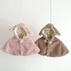 Cappotto Ins Autunno Inverno Born Girls Peloso in pile Solido bottone in corno Mantelli per bambini Caldi capispalla per neonati con cappuccio