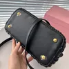 Bolso de concha arrugado de moda Bolso bandolera de cuero Letras de diseñador Clavo inferior Hardware dorado Bolsos de hombro para mujer Correa extraíble Bolsos lisos