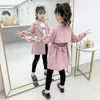 Cappotto 3-14Y Ragazze adolescenti Lunghi Trench Cappotti 2023 Moda Inghilterra Stile Giacca a vento per la primavera Autunno Abbigliamento per bambini