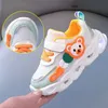 Chaussures plates Bébé chaussures lumineuses pour garçons brillant enfants baskets pour enfants filles respirant enfant en bas âge chaussures avec lampes de poche LED 231019