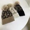 Vinter vuxen leopardmönster jacquard stickad hatt personlig ullboll varm hatt kvinnor mode mångsidig rund topp pärlor ull hatt öronskydd