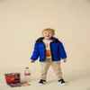 2023 Wintermantel Daunenjacken Kinder Parka Winterjacke Mäntel Designer Jungen Langarm Kapuze Schwarz Muster Gestreifter Briefdruck Mehrfarbige Kleidung