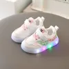 Flat Shoes Children's LED -skor pojkar flickor tänd sneakers glödande skor för barn mjuk solerad andningsbar avslappnad spädbarn barn baby skor 231019