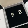 宝石bイヤリングb bレタードロップグルーホワイトイヤリングスモールファッション大学エレガントな気質多様