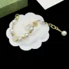 Kvinnliga armband Pearl Chain Armband Luxury Designer Gold Bangle Classic Diamond Pärled Charm Jewlery Wedding G2310198Z-6