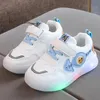 Düz ayakkabı boyutu 21-30 çocuk LED spor ayakkabılarını çocuklar için gündelik ayakkabılar bebek yürümeye başlayan çocuk spor ayakkabıları ile parlayan spor ayakkabılar 231019