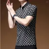 メンズポロ到着メンマンサマーポロシャツ半袖シンプリントプリントカジュアルイットデイリーフィットファッション男性トップティーンクラシックTshirt