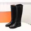 Hoher Stiefel mit gebogenem Rand und niedrigem Absatz, glattes, pflanzlich gegerbtes Kalbsleder, Slip-on-Schnallenverzierung, runde Zehen, kniehohe Reitstiefel für Damen, Luxus-Designermarken-Schuhe