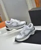 Reflektierende Sneakers aus Kalbsleder und Nylon, Designer-Laufschuhe, luxuriöse Damen-Sport-Freizeitschuhe, Channel-Schuh, Damen-Trainer, Stoff, Wildleder-Effekt