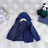 Luxury Baby TrackSuits Designer Kids Autumn Suits Rozmiar 100-160 cm 2PCS Czerwony paski dekoracyjna kurtka z kapturem i sportowe spodnie AUG22