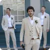 Abiti da uomo Estate Beige Lino Matrimonio Spiaggia Smoking dello sposo 3 pezzi (giacca pantaloni gilet) Sposo Uomo Uomo Blazer Costume