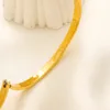 Braccialetti classici Bracciale da donna Bracciale con lettera di design di lusso Bracciale in acciaio inossidabile placcato oro 18 carati Regali di gioielli da sposa per donna
