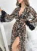 Kvinnors sömnkläder kvinnor leopard tryck nattklänning sexiga långa ärmar v hals nattkläder omslaget öppet front midja remma avslappnad kvinnlig klänning