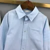 Diseñador de lujo Camisa de solapa para bebé Ropa para niños de alta calidad Color sólido Ropa de otoño TAMAÑO 100-160 CM Moda Blusas para niños Feb17