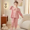 Pyjama Lente Herfst pPlaid Kinderpyjama Set Zoete Prinsesstijl Meisjespyjama Ruches Baby Korte broek met korte mouwen 231019