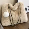 Bolsos de noche Bolso de hombro peludo para mujer Bolso de mano suave y esponjoso Bolso de piel sintética con colgante Gran capacidad Viaje de moda femenina