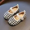 Flatskor Spring Autumn Girls Shoes Plaid Princess Shoes White Black Children Flats barn grunt skor Baby Single Shoes Toddlers Loafers 231018