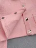 Set due pezzi firmato con colletto in peluche staccabile e decorazioni con diamanti, giacca corta lavorata a maglia rosa e set gonna