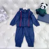Luxury Baby TrackSuits Designer Kids Autumn Suits Rozmiar 100-160 cm 2PCS Czerwony paski dekoracyjna kurtka z kapturem i sportowe spodnie AUG22