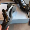 P Chaussures en cuir Mocassins pour femmes Slip sur fond épais Triangle en métal surélevé Logo Designer de luxe Cuir verni brillant Mode All-ma bfl