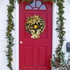 Couronnes de fleurs décoratives Couronne de Noël avec lanterne Couronne LED sans fil avec fleur artificielle Décors de porte réalistes Couronne ornementale pour mur 231019