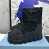 Diseñadores clásicos mujer gabardina de lujo apres botas de esquí 1u007n moda botas de nieve cálidas cordón esmaltado triángulo de metal bota de lluvia de suela gruesa