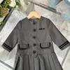 豪華なファッションガール長袖ドレスデザイナーベビー服シングル胸の子供フロックサイズ100-150 cm高品質の子供プリーツスカート8月11日