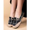 Pantofole 2023 Plaid di lino Scarpe di stoffa con zeppa Suola morbida Walking Anziani Sandalo Lady Slip-on Muller Pantofola da donna Scarpe basse estive