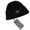 Pra Daa Beanie Women's Luxury Designer Kninated Hat Warm Knitted Hat Men Men's Highwale Metal Triangle Logs Caps