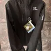 Arcterxy Designer Overcoat 독창적 인 품질 남성용 하드 쉘 바람 방풍 및 방수 커플 야외 등산 브랜드 재킷 코트
