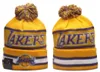 Herrmössor baskethattar Lakers Beanie Alla 32 lag stickade manschetterade Pom Los Angeles Beanies randiga sidelinjen WARM USA College Sport Stick Hatts Cap för kvinnor A3