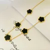 Chokers rostfritt stålblommahalsband med 18k guldpläterad lyxdesign Kvinnor Grön röd vit svart hänge klöver smycken 231020