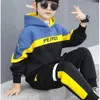 Set di abbigliamento Set di vestiti per ragazzi Set di lettere per bambini Stampa Felpe con cappuccio + Pantaloni 2 pezzi Tuta per adolescenti Costume spesso da 4 a 14 anni Abbigliamento per bambini grandi J231020