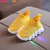 Sapatos planos Tamanho 21 30 LED CRIANÇAS SAPAÇÃO GLOWEND BEBÊ LUMININY SNEAKERS LIGHTILIZAÇÃO RUNDO CRIANÇAS CRIANÇAS SNEA DE MASH BRIPLECIAL 231019