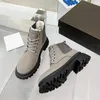 23 Nya kvinnor Boot Luxury Designer Classic Letter Front Lace Up Wool Martin Boots Frosted Cowhide Wool Insula gummi Tjock Sole Non Slides Ladies Brand Winter Booties