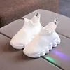 Flache Schuhe Größe 21 30 LED Kinder Leuchtender Schuh Baby Leuchtende Turnschuhe Jungen Beleuchtung Laufende Kinder Atmungsaktive Mesh Sneaker 231019